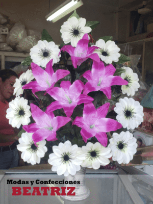 Arreglo de Dalias Blancas y Lirios Fucsia con Base de Barro Alta Plateada y Negra