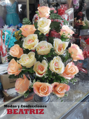 Arreglo de Rosas Grandes Amarillas y Rosa Pálido con Base de Barro Alta Plateada