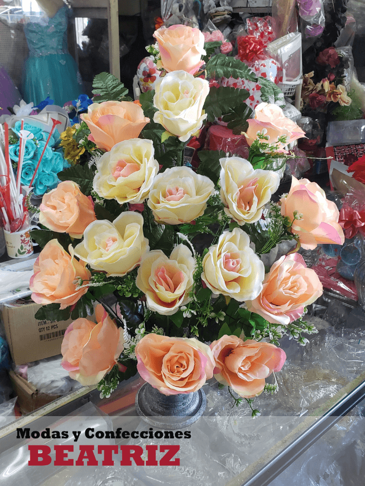 Arreglo de Rosas Grandes Amarillas y Rosa Pálido con Base de Barro Alta Plateada