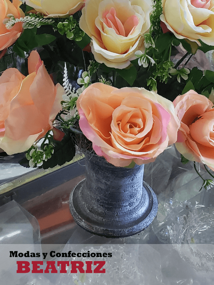 Arreglo de Rosas Grandes Amarillas y Rosa Pálido con Base de Barro Alta Plateada - Imagen 2