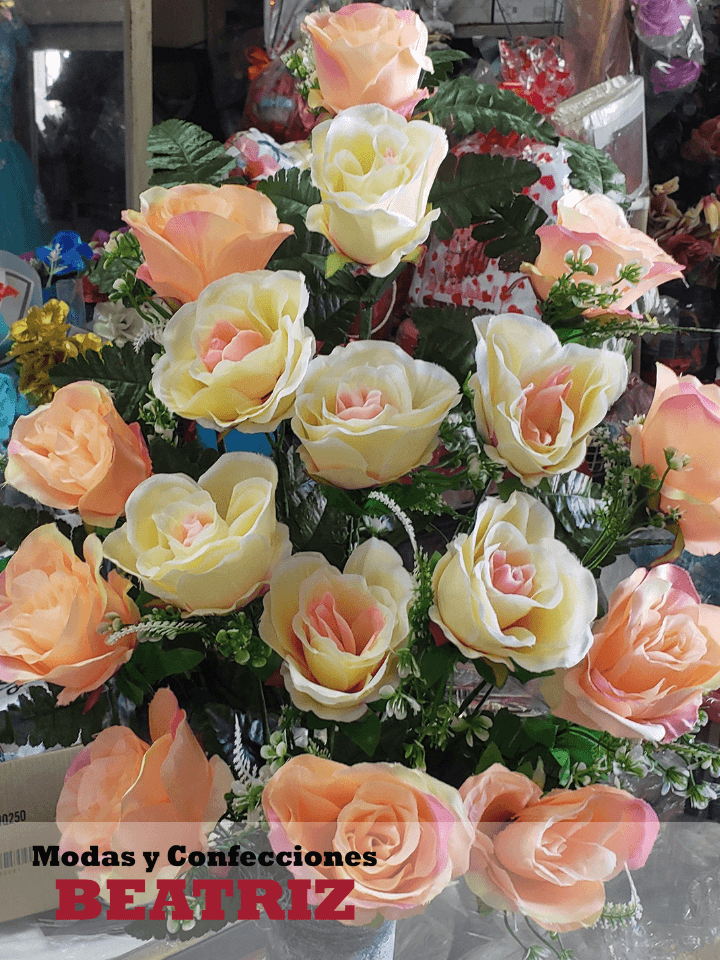 Arreglo de Rosas Grandes Amarillas y Rosa Pálido con Base de Barro Alta Plateada - Imagen 3