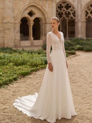 Vestido de novia Lilian de Rosa Clará Boheme con silueta línea A, escote en V y falda de crepé elástico - Modas y Confecciones Beatriz
