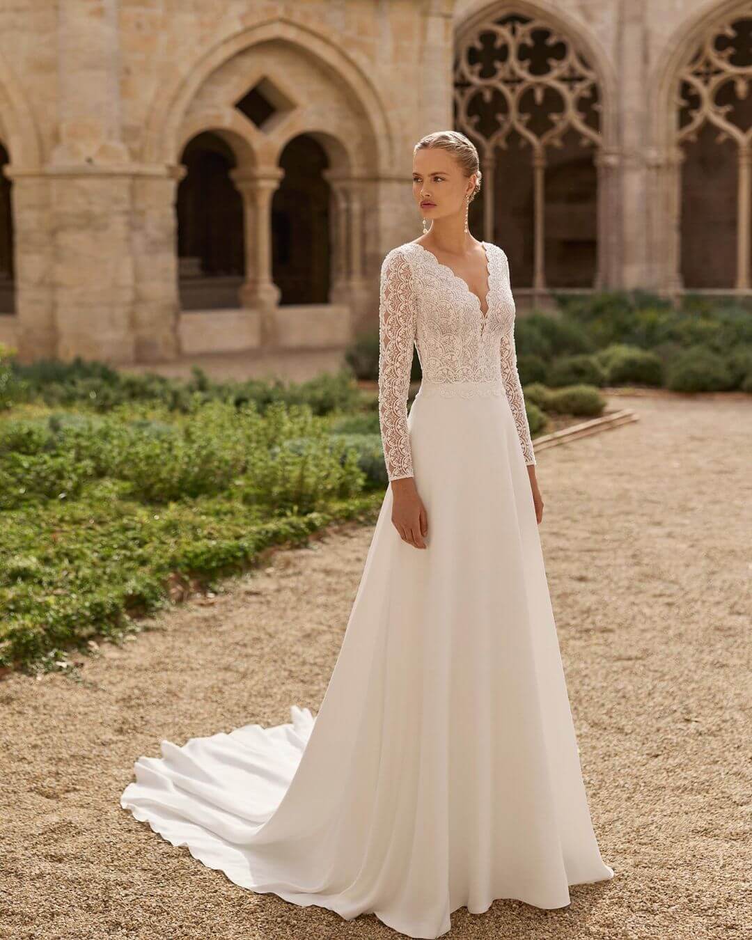Vestido de novia Lilian de Rosa Clará Boheme con silueta línea A, escote en V y falda de crepé elástico - Modas y Confecciones Beatriz