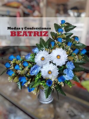 Arreglo floral artificial azul y blanco con rosas azules, flores blancas tipo gerbera y follaje verde en base decorativa - Modas y Confecciones Beatriz
