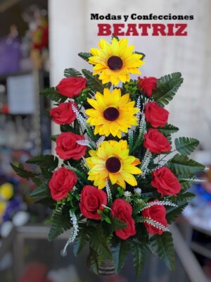 Arreglo floral de rosas rojas y girasoles amarillos con follaje verde en base alta de barro - Modas y Confecciones Beatriz