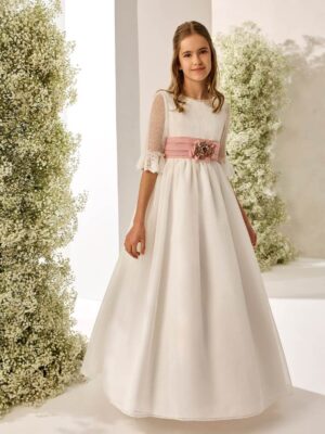 Vestido de Primera Comunión Rosa Clará First en organza con escote barco, manga francesa y fajín rosa - Modas y Confecciones Beatriz