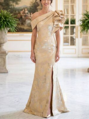 Vestido para mamá de la novia Morilee en jacquard oro claro con un hombro, volantes y abertura frontal - Modas y Confecciones Beatriz