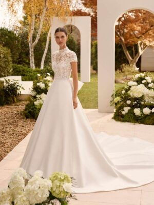 Vestido de novia Nolet de Rosa Clará con silueta línea A, cuerpo de encaje y falda lisa en tejido Sienna - Modas y Confecciones Beatriz