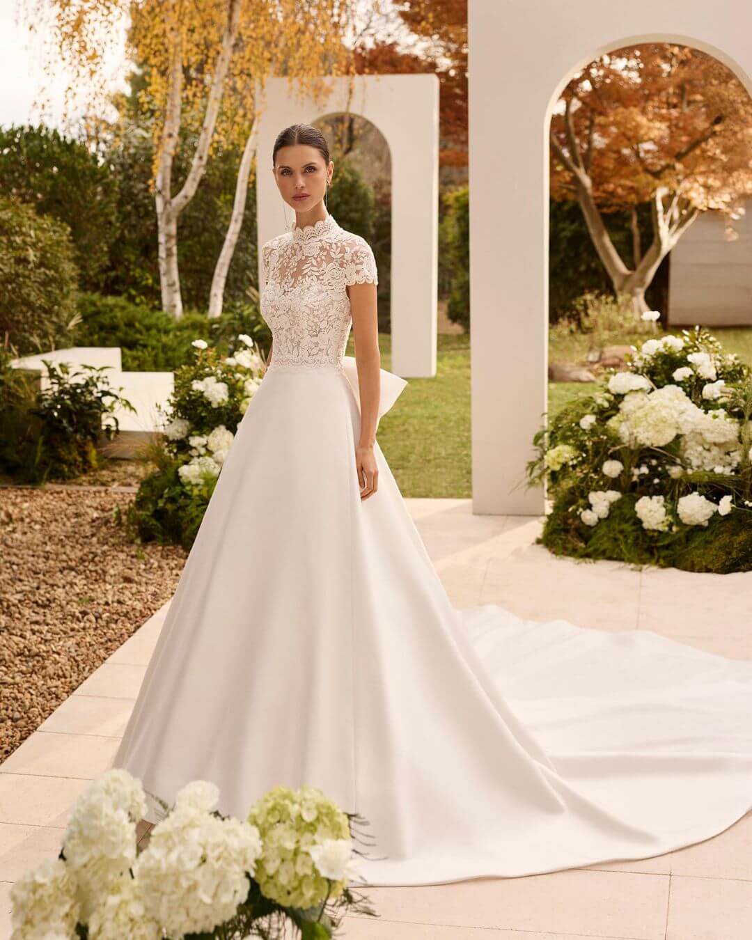 Vestido de novia Nolet de Rosa Clará con silueta línea A, cuerpo de encaje y falda lisa en tejido Sienna - Modas y Confecciones Beatriz