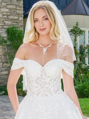 Detalle del corpiño del vestido GL3822 con escote en V, bandas Bardot, bordados y lentejuelas - Modas y Confecciones Beatriz