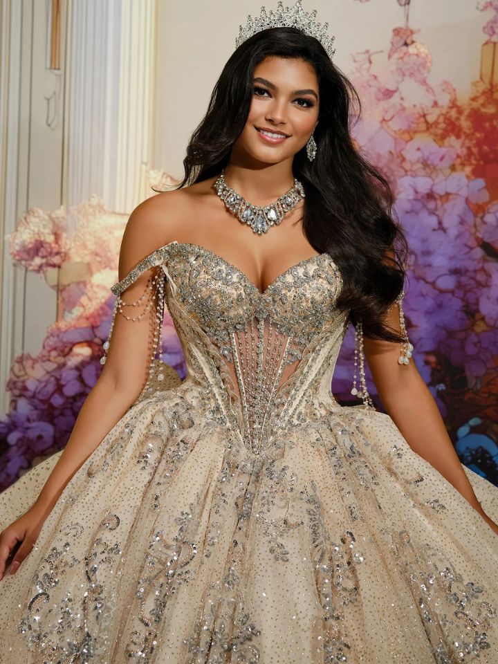 Detalle del escote corazón y corpiño con pedrería del vestido de quinceañera PR30231 - Modas y Confecciones Beatriz