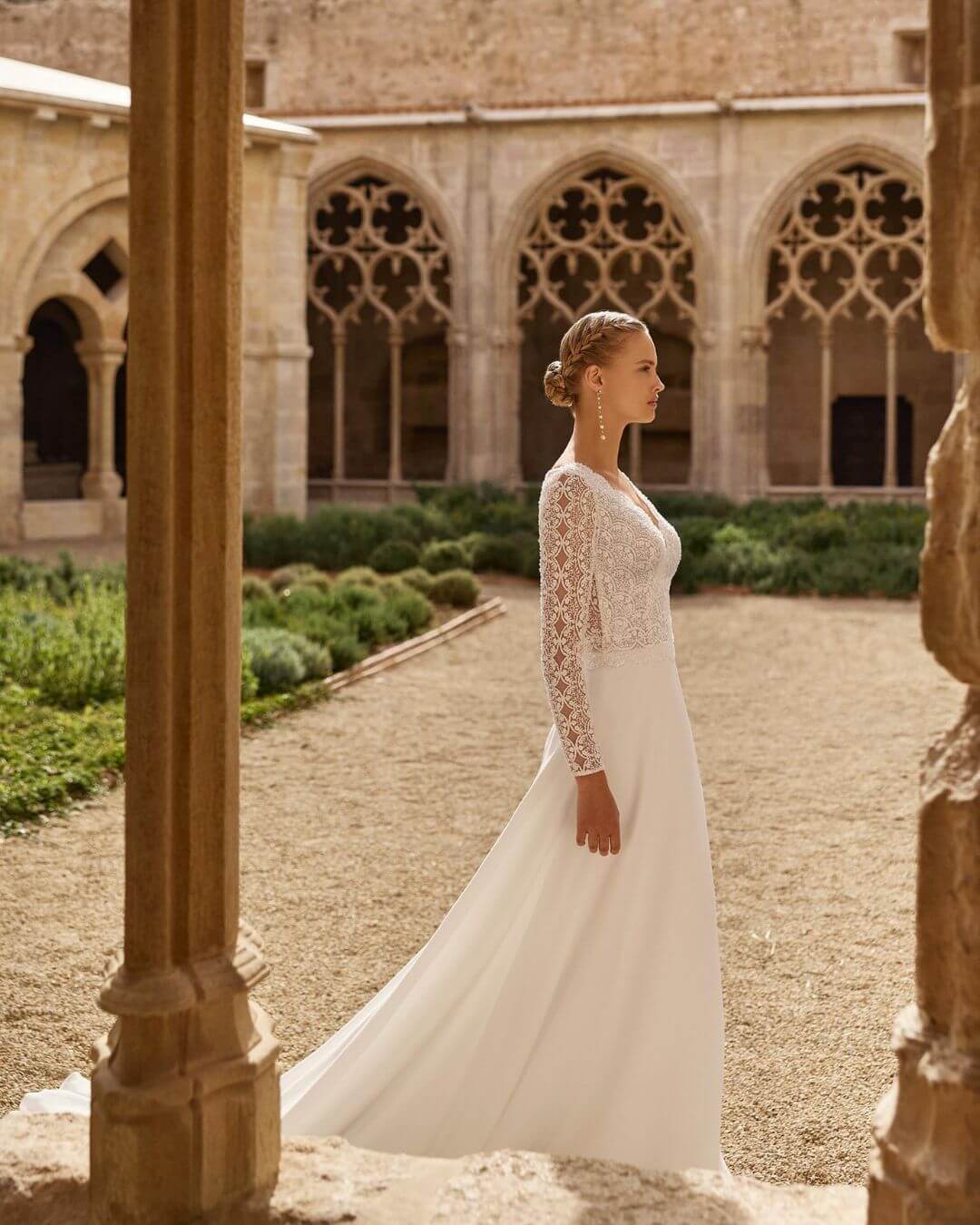 Vista lateral del vestido de novia Lilian con manga larga de encaje y falda fluida de crepé - Modas y Confecciones Beatriz