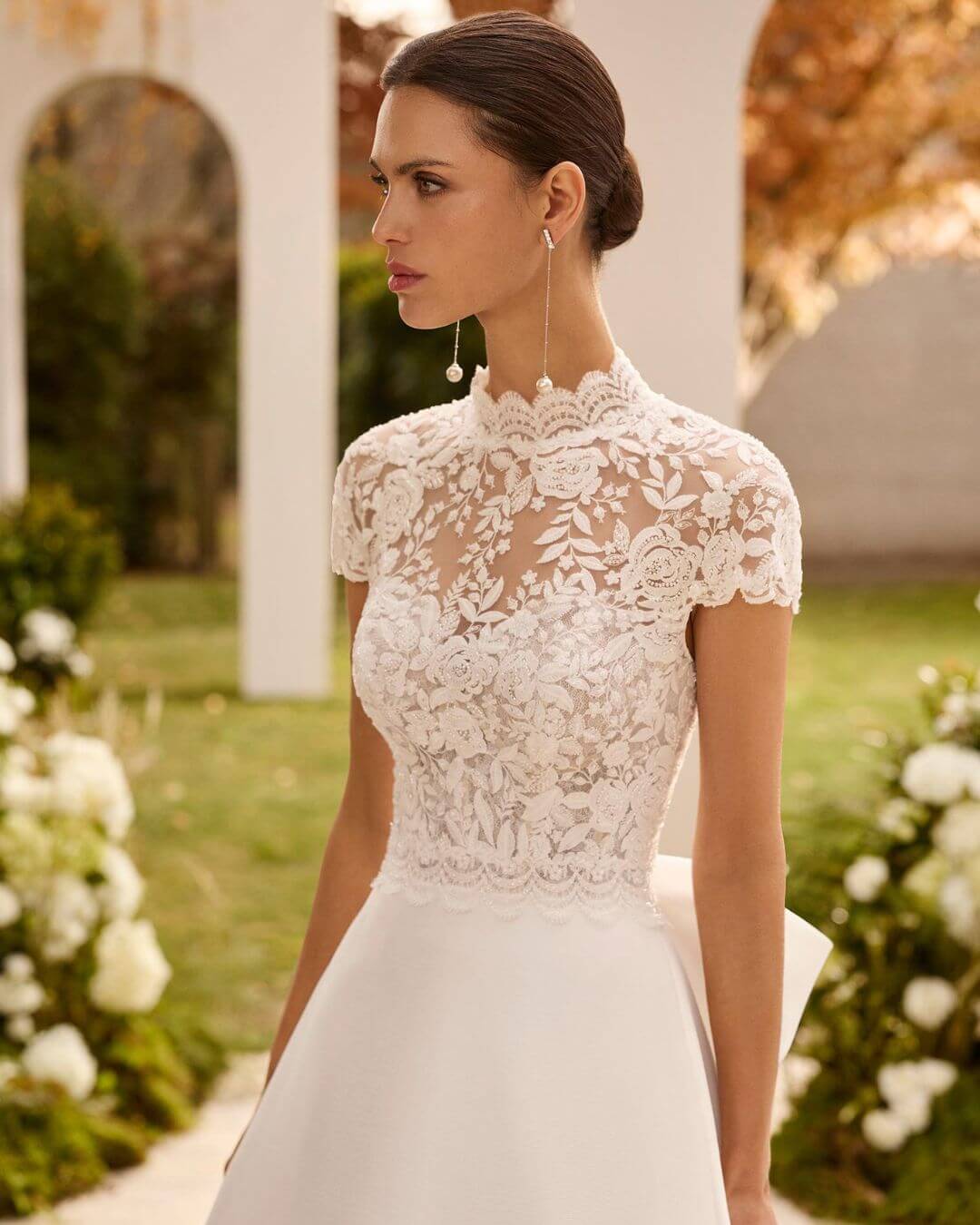 Detalle del vestido de novia Nolet de Rosa Clará con escote halter, manga corta y cuerpo de encaje con pedrería - Modas y Confecciones Beatriz