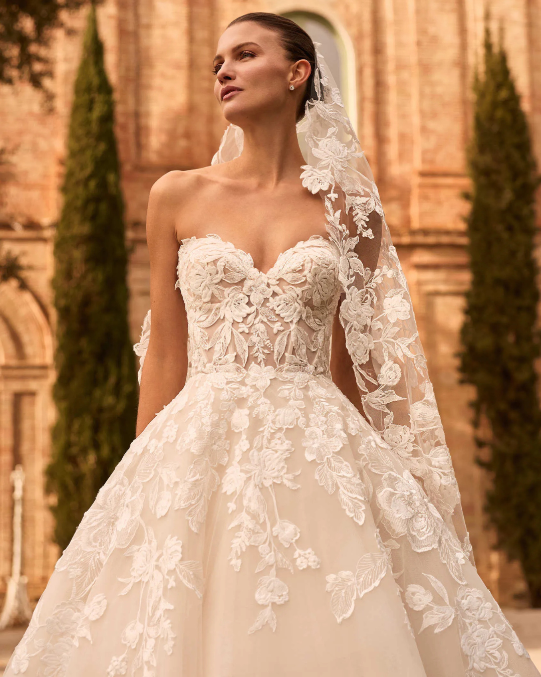 Detalle del corpiño palabra de honor del vestido Seaborn con escote corazón, encaje floral y pedrería - Modas y confecciones Beatriz
