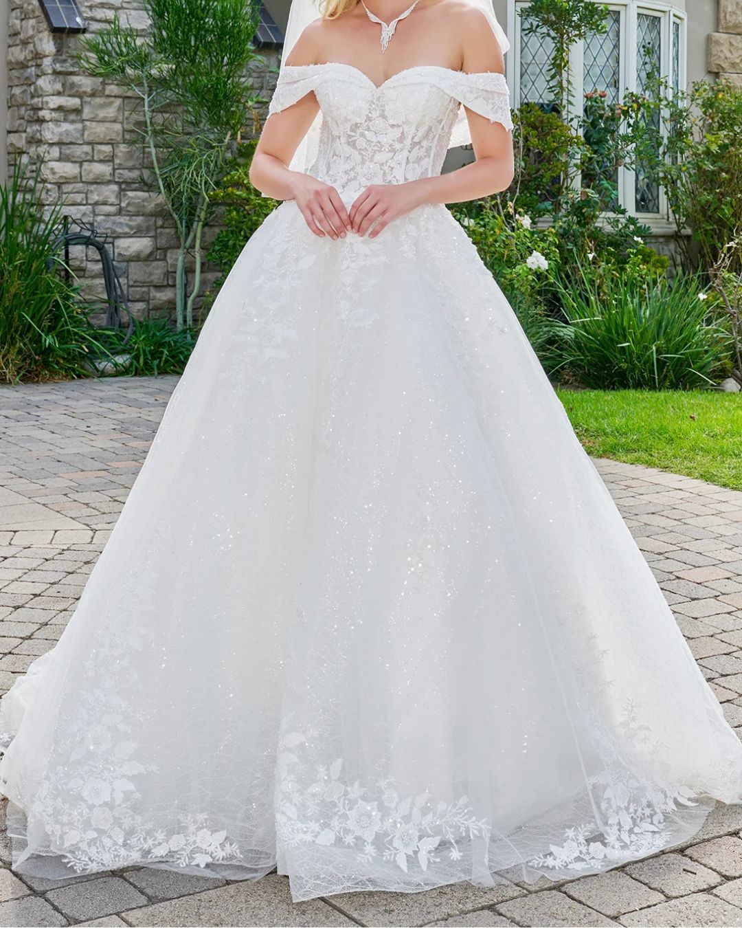 Vestido de novia GL3822 de GLS by Gloria con silueta princesa, hombros descubiertos y falda brillante - Modas y Confecciones Beatriz