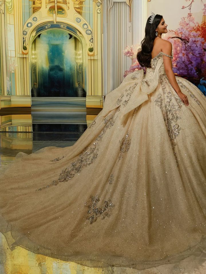 Vista posterior del vestido de quinceañera PR30231 con gran lazo desmontable y extensión de falda - Modas y Confecciones Beatriz