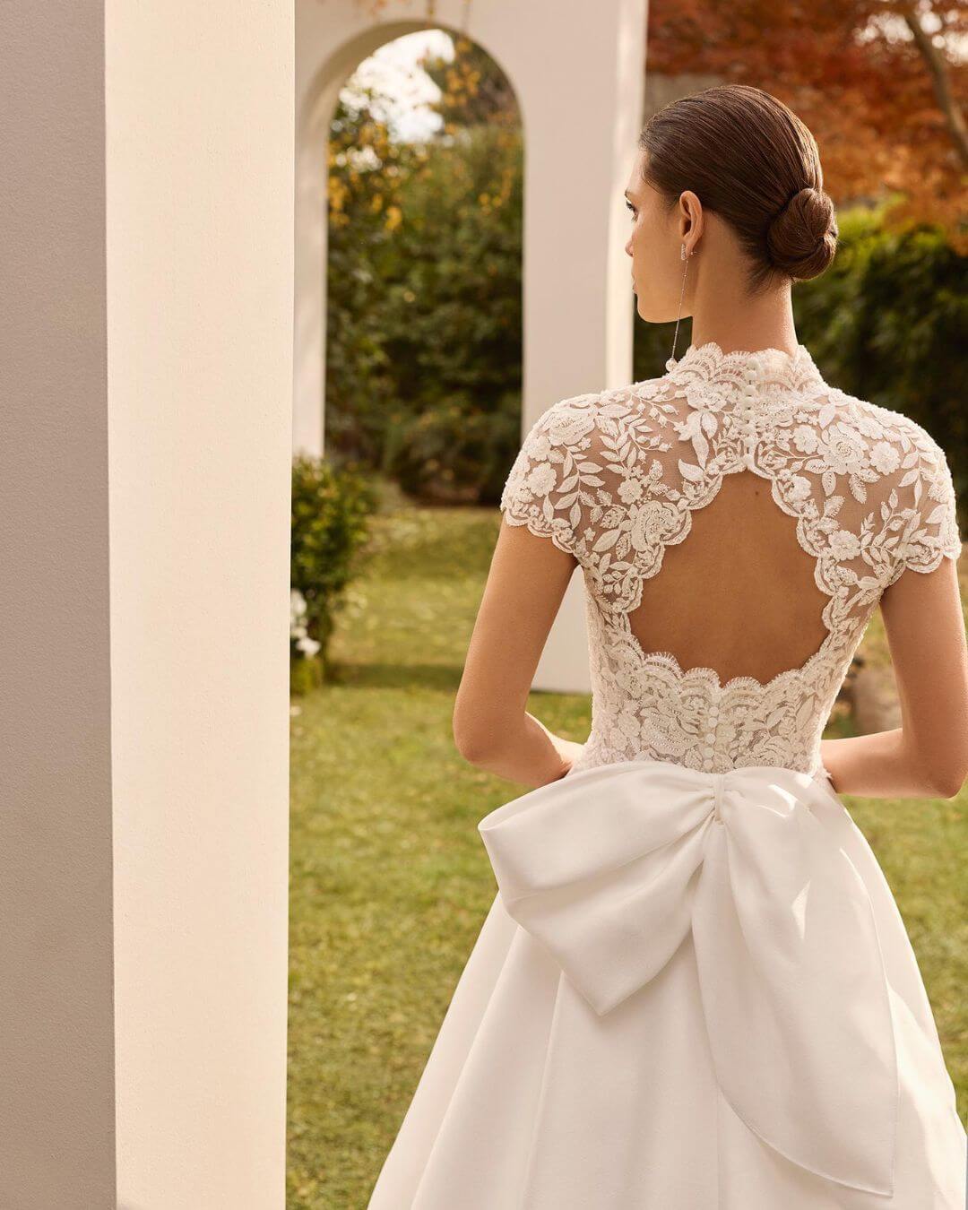 Detalle de la espalda con abertura y lazo posterior del vestido de novia Nolet de Rosa Clará - Modas y Confecciones Beatriz