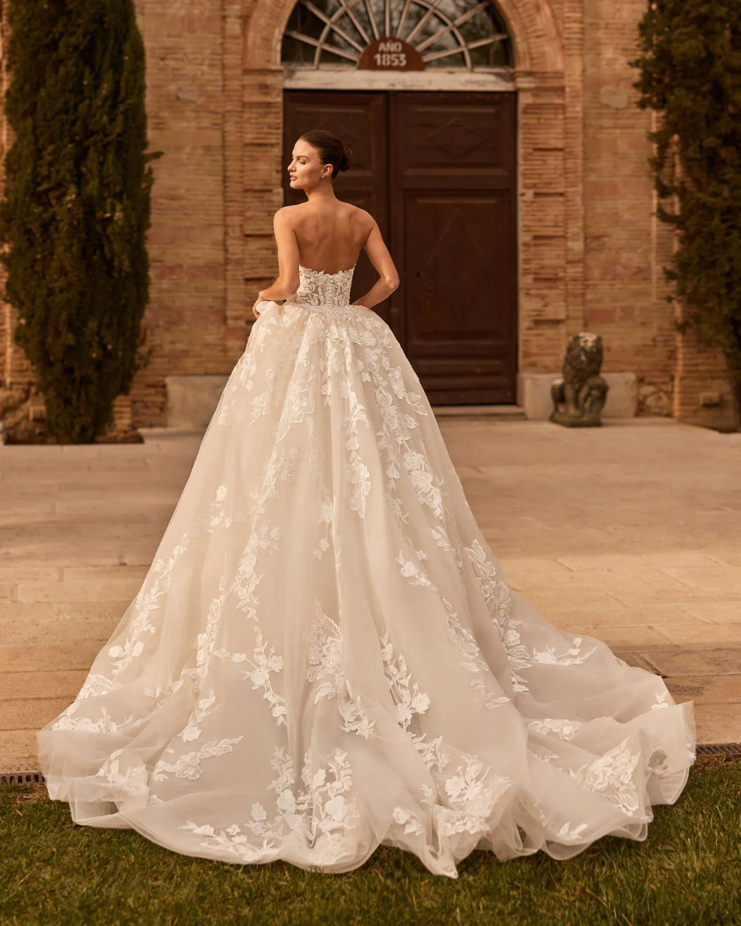 Vista posterior del vestido de novia Seaborn con falda princesa de tul, encaje floral y cola de 230 centímetros