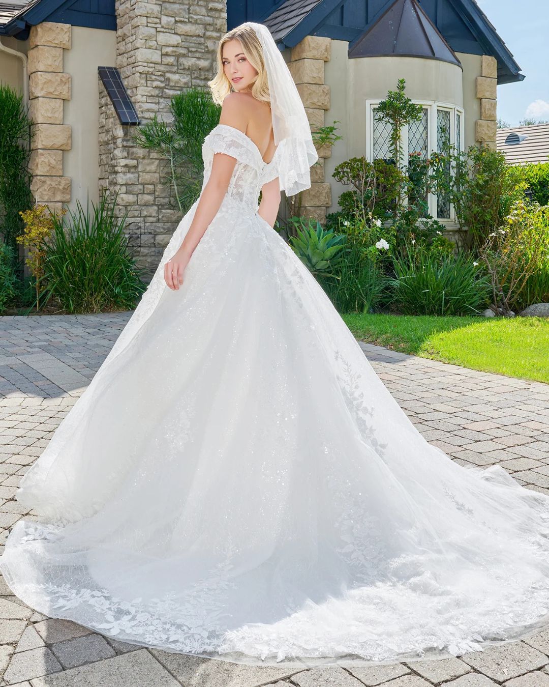 Vista posterior del vestido de novia GL3822 con espalda de corsé, falda amplia y cola capilla - Modas y Confecciones Beatriz
