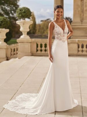 Vista frontal de Vestido de novia Aurora de Rosa Clará Dreams con silueta sirena.